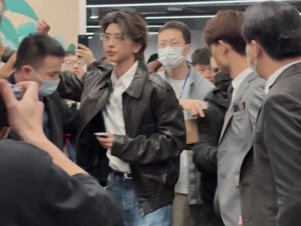 蔡徐坤最新视频!为宣传新专辑去扫楼了!! #蔡徐坤 #蔡徐坤新专辑KUN #蔡徐坤新歌Colder #KUN