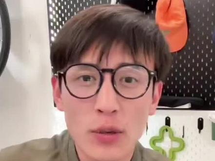 这种直播状态什么时候还会有? 刘老师,直播剧宣,侃侃而谈,自己对于角色的理解和人物的设定怎么去更完善,更好的呈现给观众?在线与粉丝互动回答弹幕问题!竖屏与横屏对于演员面部微表情,眼神的不同!观众会更直观的感受到!一个努力的好演员会排除一切外在因素去完成人物的诠释!视频比较长,看完全程你会对刘老师会有一个更好的认识!欣赏一个人是他骨子里有的那种韧劲!(拍摄于24年12月2号)#刘萧旭#直播录屏分享#小孩叔#眼神 #春和景明#春夜困渡