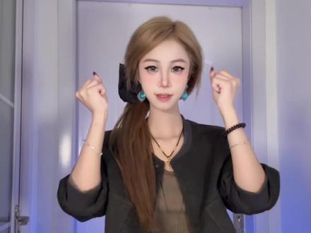 被这个音乐洗脑了~闺蜜们快来拍最近超火的「香菜摇」!#香菜摇 #卡点舞 #早春穿搭 #热门舞蹈 #我要上热门