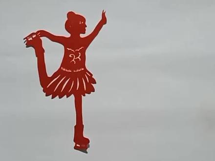 上联:冰雪风彩剪出来,请对下联??手工剪纸花样滑冰教程。