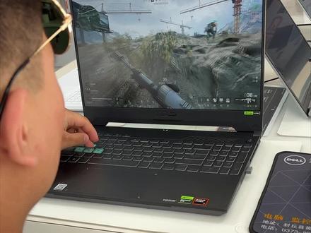 🔥锐龙7+RTX4060暴力输出!华硕天选5《三角洲行动》 实机演示来啦!
🎮全高画质2K分辨率下稳定100+帧!搭载AMD锐龙7 8845H处理器,8核16线程+Zen4架构,轻松碾压《三角洲行动》最低配置需求(GTX660/HD7870)。配合140W满血RTX4060显卡,DLSS3.5光线重建技术让战场光影更逼真,烟雾弹穿透效果都能看清每粒沙尘!
💨冰川散热系统五热管四出风口,Arc Flow绝尘风扇+智能温控,WASD键位区始终清凉,操作手感全程在线!
✨次元机甲外观+2.1kg轻薄机身,15.6英寸2.5K 144Hz高刷屏,100% DCI-P3色域+G-Sync防撕裂,敌人从烟雾中闪现的瞬间都能精准捕捉。
#华硕天选5 #锐龙7 #三角洲行动 #游戏本推荐 #性能怪兽
