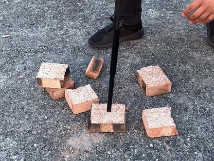 这种捅砖方式能证明机械棍的强度吗? 兄弟们真相来了#好物推荐 #户外装备 #机械棍 #孙红雷甩棍 @DOU+小助手
