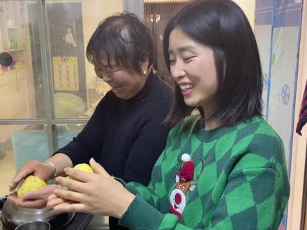 婆婆做了两大锅糁馍,一下子让她回忆起小时候的味道了,我拿着辣条配着吃,越嚼越香#童年味道 #儿时记忆 #婆媳