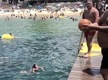 抱着球跳水,球为什么被弹射到几十米高?原因:空泡+射流=水弹弓