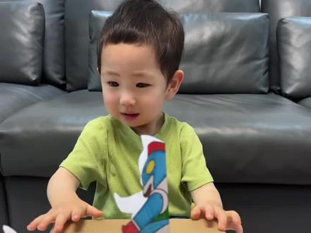 蜡笔小新同款纸片相扑游戏 用家里废弃的纸板,给多米做了个蜡笔小新同款纸片相扑游戏
锻炼手指精细动作,简单又好玩,必须推荐一下,教程来了,准备一张纸板,在中间画上圆形,做出相扑台,背面画出裁剪开槽位置,开槽位置用热胶粘贴成箱体。画出动感超人并裁剪出来,再画出小新爸爸,并裁剪出来,纸片相扑游戏就做好啦!用手在相扑台上咚咚的拍,相扑台上就开始了相扑游戏,多米玩的根本停不下来,宝宝一玩一个不吱声,赶紧动手给宝宝安排一个吧!
#早教玩具 #早教游戏 #自制游戏 #爸爸带娃