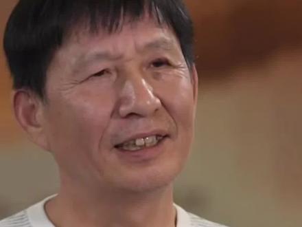 央视专访吴宜泽爸爸:挣得钱远远不够在英国开销,在那边一年要35-40万,第一次租的房子都没有窗户,导致吴宜泽脸上全是痘痘,呼吸不到新鲜空气,在英国语言不通,不会英语,不要抑郁就好了。#吴宜泽