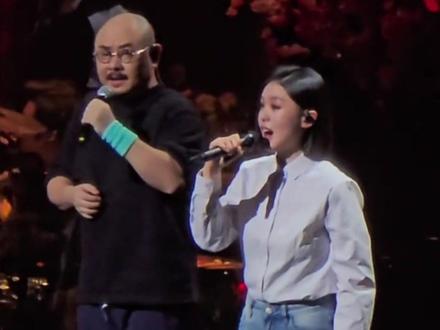 12月19日,国韵新年音乐会上徐子尧一袭素衣开嗓,首秀《花妖》唱腔婉转有韵味。刀郎以和声方式隔空助阵,曾在演唱会上多次赞赏肯定徐子尧。网友表示从幕后和声到台前主唱,“大家的尧尧”未来可期!随后刀郎发布视频庆祝徐子尧首秀圆满成功。#徐子尧 #刀郎