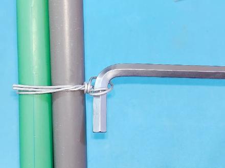 现在师傅们都在用内六角扳手绑铁丝,又紧又牢固,没人用钳子绑了