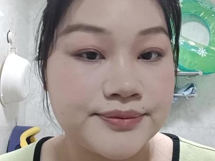 我来交作业啦~跟着姜乘澜学化妆结合了一点我自己的特点化的妆,希望对和我一样方圆脸的女孩有点帮助🤗#快速化妆技巧分享 #晒晒我的春夏宝藏 #跟着姜乘澜学化妆 #跟着姜乘澜学化宝藏妆 #motd