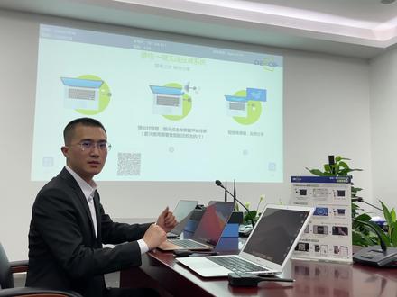 macbook笔记本只需轻按一键,即可将画面投屏在投影仪上显示 #无线投屏 #投屏 #mac投屏