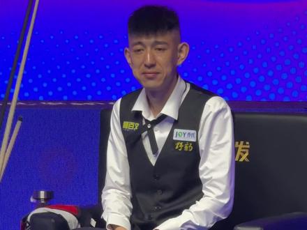 强哥台上比赛,铁头台下给自己啃了个美甲,恭喜秦利文13:10战胜王煜皓,继续败部突围#乔氏中式台球大师赛 #秦利文 #刘屹骑