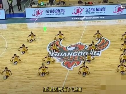 幼儿园小朋友的篮球表演中,一名小朋友失误掉球,但其他小朋友默契配合,成功补救,展现出强大的团队协作和心理素质。这段视频在网上迅速走红,引发了人们对团队合作和纯真善良的思考。#体育精神 #小朋友篮球表演