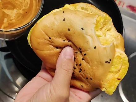 今日份的黄油汉堡胚夹滑蛋蟹柳这一口下去香迷糊了#晒出我亲手做的美食 #适合中国胃的减脂餐 #在家做美食 #治愈系美食分享