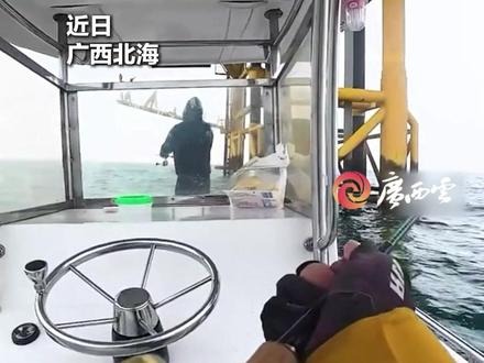 近日,广西北海。男子海钓钓到潜水员,以为中大鱼使劲给他拉出水。(来源:中国青年报)#钓鱼 #潜水员