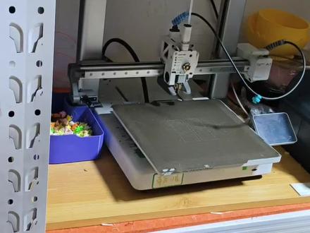 3d打印新手指南 打印机拆箱,调频完成账号登陆后,我们需要上材料和打印,这期讲的就是上材料。如何快速的上料和退料。 #3D打印教程 #3d打印 #拓竹 #创作者中心 #创作灵感