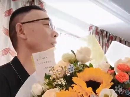 素材来源:@雷公寻子雷岳川—梦想成真 直播间分享
经过帽子叔叔的努力,雷公说川川表示愿意回家,这一刻雷公发自内心的喜悦,他将粉丝送的花传递给还没有上岸的家长,希望这些宝贝接川川好运快快回家!@寻亲成功周坤鹏 @周坤鹏大姐 @周坤朋二姐
