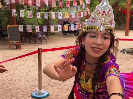 吐鲁番两天一夜攻略来啦🍇新疆旅游第一站 📍吐鲁番两天一夜路线:
Day1:坎儿井——老爷爷的古董店——吐鲁番博物馆——火焰山——吐峪沟麻扎村——库木塔格沙漠
Day2:葡萄沟多半日游——吐鲁番站
这段时间吐鲁番的葡萄已经熟啦,大家去新疆旅游可以把吐鲁番安排上!物价美好人热情,除了热hhh
其实7月上旬就已经从新疆回来啦,在新疆待了一个多月南疆北疆都去了。但7月发生了很多事情我断更了😭未来三周应该会更新完新疆系列攻略(我努力),后续赛里木湖-伊宁-夏塔-琼库什台-喀拉峻-库车-喀什-帕米尔高原,还蛮多的hhh需要的宝子们蹲蹲哈
#吐鲁番火焰山 #吐鲁番旅游攻略 #吐鲁番旅游 #吐鲁番的葡萄熟了 #库木塔格沙漠