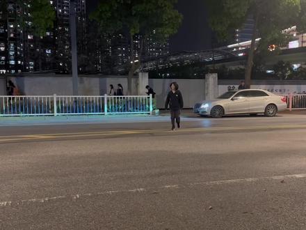 老公晚上偷偷去接女儿放学,俩人说不完的悄悄话,妈妈受排挤了#教育孩子 #