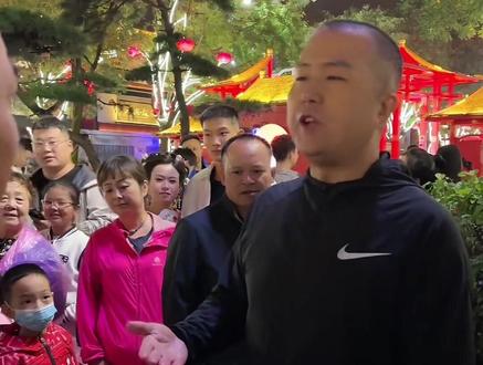 西安街头对诗酣畅淋漓、快哉快哉#文化自信与民族复兴 #现代文明与历史文化的交融 #千年古都常来长安 #西安 #古诗词