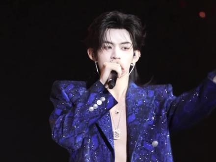 《一人行》(Dehors) 云旗郝熠然3.2澳门演唱会。云旗的少男心事!是穿着真空西装,人鱼线贴上野蔷薇钻贴,唱粤语法语的情歌!这个小高太有一套了!!@云旗Yunqi #云旗 #高嘉辉 #云熠 #云熠澳门演唱会 #神级live现场