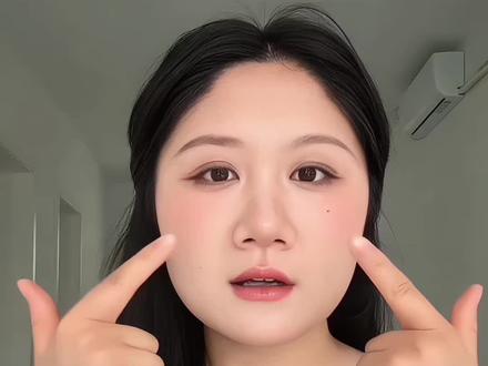 脸瞬间变窄的保姆级蒜头鼻方圆脸墨镜挑选教程❗️❗️ 大蒜头鼻
头围62的阔面方圆脸
戴不对墨镜
要么更显鼻子大
要么夹脸更显脸大
那我们脸爆宽的蒜头鼻阔面方圆脸
究竟戴什么类型的墨镜才能显脸小又好看
今天就把我的所学全部分享给大家
#方圆脸 #墨镜 #方圆脸变美思路 #墨镜测评