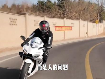 新手到底能不能驾驭,张雪820RR! #张雪机车 #张雪820rr #张雪 #机车 #公升仿赛