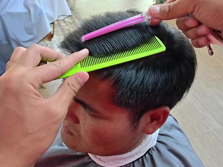 死手剪快点剪完要回信息啊~啊~啊~#理发#一刀切