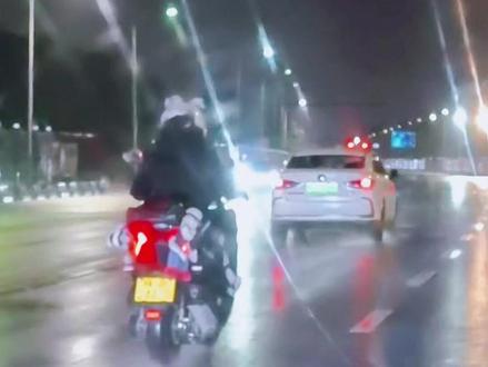 下雨就不骑车了吗 是谁在后面蛐蛐我#摩友天下摩友是一家 #风雨无阻的骑士精神 #雨夜骑行 #女骑 #我们是西安摩友
