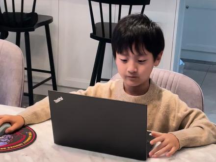 上次发了这个乐高设计软件,Bricklink Studio 2.0 ,很多妈妈问怎么学习教程.1-软件自带简单的工具介绍,都是free的 2-小破站上有大神手把手教 3-英语好的小朋友最好听英语的介绍,因为这个软件是全英文的 4-有乐高设计师录的视频给孩子讲解搭建结构,特别棒,需要站里只找一下. 我们现在是每天30分钟让弟弟自己摸索,从开始到现在包括软件本身都是他一个人在弄,设备就是爸爸淘汰的一个笔记本. 最后想说,给孩子们一些留白的时间,他们真的学习能力很强,可以自己摸索出很多我们不知道的知识.#乐高 #亲子教育 #爸爸带娃