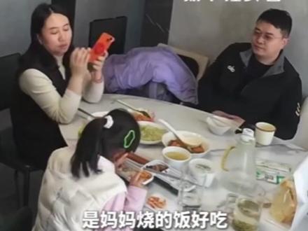女儿表示外卖比妈妈烧的饭好吃,爸爸高情商回复幽默“连击”。网友:前一句还没笑完,后一句就撵上来了!#相亲相爱一家人#幽默#高情商