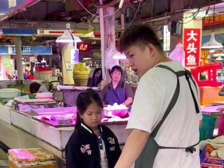 小女孩上门求助被暴力拒绝,遇上好心老板娘出手相助! #刀工 #杀鱼技术 #菜市场 #厨房菜刀