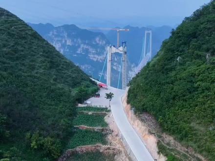 #超级工程 世界第一高桥,贵州省安顺关岭的花江峡谷特大桥。它是山区桥梁跨径最长的1420米,桥面距水面高度625m。它是世界上横竖都是第一的高桥