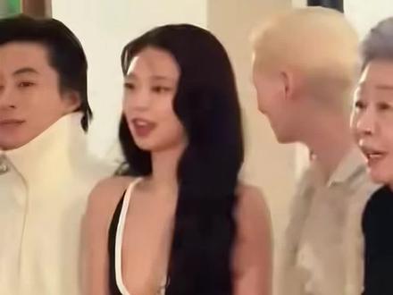 Jennie长卷发深V造型太美啦 #Jennie长卷发深V造型 #jennie #性感美女 #丰满身材 #完美身材