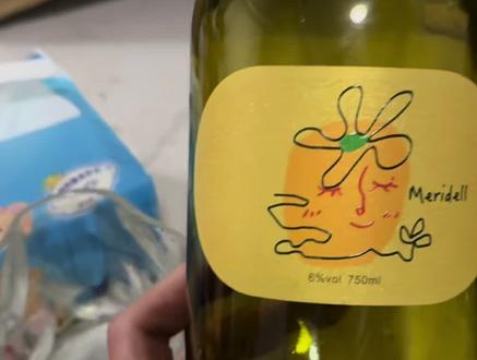 喝到一款好喝的菠萝酒啦
口感清爽不甜腻
很适合女生来喝的小甜酒
很容易贪杯额 一不小心就喝完啦
#贪个小杯chill一下#莫斯卡托小甜水