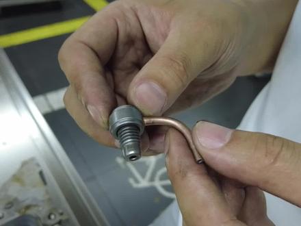 不装这个小喷嘴,后期拉缸烧机油!#汽车保养与维修 #汽车维修 #专业的事交给专业的人 #汽修人 #烧机油 #发动机 #发动机 #发动机维修 #喷油嘴 #现代索纳塔8代#现代汽车 #起亚k5 @DOU+小助手 @抖音汽车