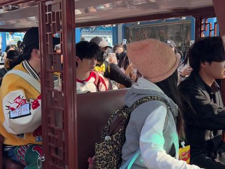 就在厦门方特,周五晚高疯拍摄中,遇到穆祉丞、祝绪丹、周冬雨、魏大勋……好多明星来啊!#厦门方特 #厦门方特梦幻王国 #穆祉丞 #周五晚高疯 #时代峰峻