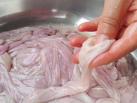 #在家做美食 #健康美食自己做 #抖音美食创作人 清洗猪小肠简单快速的方法,只需一根筷子就轻松搞定,干净无腥味👍👍👍#