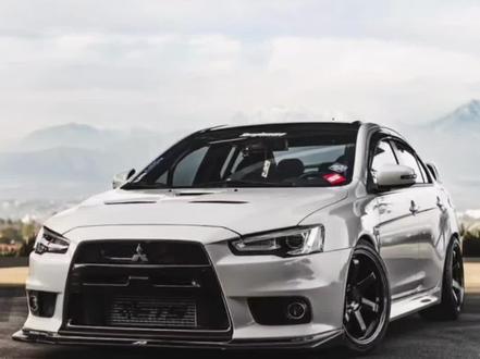 三菱Lancer Evolution(通常简称为Evo)是三菱汽车为参加世界拉力锦标赛(WRC)而推出的高性能道路版车型,自1992年第一代发布以来,已成为JDM文化中的标志性性能车。
第一代(1992年):基于Lancer GSR打造,搭载2.0L涡轮增压4G-63引擎,输出195匹马力,采用全时四轮驱动系统(含黏性联轴器和中央差速器),并配备轻量化车身和强化悬挂,实现了4.96kg/ps的马力重量比。
第二代(1994年):动力提升至260匹马力,轮距加宽,悬挂系统优化,转向性能显著改善。
第三代(1995年):空力套件全面更新,引擎压缩比提高至9.0,马力达270匹,并强化了制动系统。
第四代(1996年):以全新Lancer车型为基础,采用双涡流涡轮和高角度凸轮轴,动力达280匹马力,悬挂系统升级为多连杆设计。
第五代(1998年):进一步优化扭力输出和轮距,采用Brembo制动系统,操控稳定性更佳。#dou是好车 #改装车文化 #三菱evo #jdm #原创