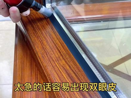 想要打出满意的玻璃胶,还是得下功夫#打胶 #专业打胶 #打胶人 #门窗打胶 #打胶高手 #打胶枪头怎么切 #嵘盛胶枪 #打胶师傅 #打胶的小哥 #打胶45度转角 #打胶教学