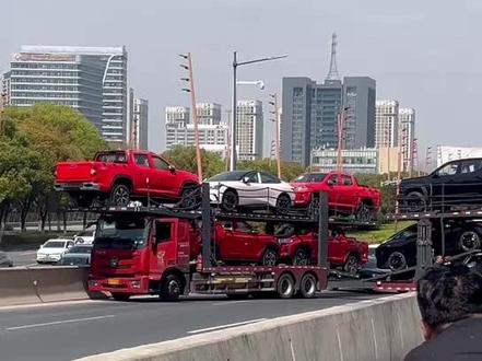 南京江心洲隧道,半挂快速路隧道口掉头,前后都堵住了,1个小时挪动200米#