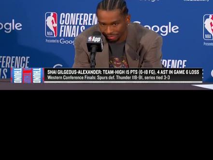 #马刺 #雷霆#nba#湖人#勇士 2026年NBA西部决赛第六场,马刺主场以118-91大胜雷霆,将总比分扳成3-3平,双方将于5月31日进行抢七决战。
⚡️ G6关键赛况:马刺碾压式胜利
攻防全面压制
马刺首节三分球13投8中轰出35-22攻势,半场60-53领先。文班亚马半场独揽22分6篮板,第三节率队打出20-0高潮,分差迅速拉开至26分(85-64)。雷霆核心亚历山大状态低迷,全场18投6中仅得15分,三分5中0,正负值低至-28。
雷霆内线表现低迷:哈腾空接扣篮失手成比赛缩影,切特仅得10分11篮板,复出的杰伦·威廉姆斯(腿筋拉伤)替补登场10分钟仅得1分。
裁判争议判罚
次节卡特·布莱恩特抢篮板撞倒亚历山大,裁判回看后维持普通犯规判罚,马刺主场球迷高喊"假摔"。
此判罚延续了G5的尺度争议:G5雷霆获半场20次罚球(全中),马刺仅10罚,且关键干扰球未吹、挑战请求被拒引发马刺主帅米奇吃T。
🔥 球星表现两极分化
文班亚马攻防统治:全场28分10篮板3盖帽,进攻端高效终结,防守端多次干扰对手连线;第三节率队拉开分差时召集队友鼓舞士气。其赛前身披绿色长袍入场造型引发热议。
亚历山大罕见低迷:与G5的32分(罚球17中16)形成巨大反差,赛后坦言"出手选择没问题,但就是投不进"。雷霆外线集体失准,三分命中率惨淡(如多尔特11中2)。
🔮 抢七前瞻:新生代终极对决
历史数据与主场悬念
雷霆虽握有主场优势,但马刺本赛季已在俄城两度取胜(常规赛终结雷霆16连胜、季后赛终结其8连胜)。
裁判人选受关注:G6主裁为Zach Zarba,雷霆此前在其吹罚下季后赛1胜1负;若G7延续其执法,可能影响尺度。
战术调整关键点
马刺需延续防守策略:G6成功限制亚历山大突破分球,迫使其陷入低效单打;同时减少文班外线持球,强化内线杀伤。
雷霆亟待激活外线:需麦凯恩、卡鲁索等射手找回准星(G6合计三分10中2),哈腾与切特需提高终结效率应对文班护筐。
💥 舆论焦点与场外动态
假摔争议持续发酵:马刺球迷赛前展示奥斯卡小金人讽刺亚历山大"前仰跳投"技术;雷霆球迷则反击文班"扯拽头发"等动作。
伤病隐忧:雷霆杰伦·威廉姆斯(腿筋拉伤)G7出战存疑,马刺福克斯脚踝伤势可能影响组织串联。
终极决战:抢七将于北京时间5月31日8:00在雷霆主场举行,胜者会师尼克斯争夺总冠军。是雷霆连