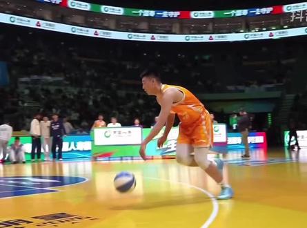 CBA扣篮大赛打分起争议!俞泽辰扣篮大赛预赛爆扣50分,外卡球员张鼎岩这是被做局了吗,为何不配拿满分!不知道大家怎么看?#CBA全明星#扣篮大赛#张鼎岩