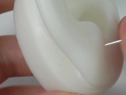 2个小技巧协助解决耳钉带不进去的烦恼!#如何戴耳钉 #耳洞护理 #养耳洞 #换耳钉 #耳洞 #耳洞堵了怎么办