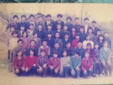 #最珍贵的照片时光一去不复返 小学毕业照,老同学们见面还能认出来吗