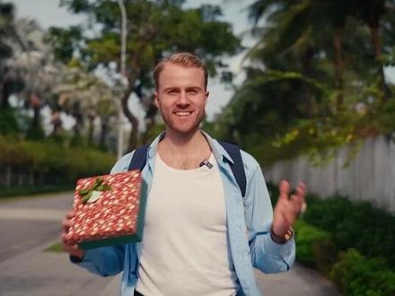 “可理解性输入”是让你英语开挂的终极密码。 重点单词与短语
1. 动作与运动
Nod one‘s head: 点头
Shake one’s head: 摇头
Take off: 脱下(衣物);起飞
Press-ups / Push-ups: 俯卧撑
Pull-ups: 引体向上
Squats: 深蹲
Lunges: 箭步蹲
Jogging: 慢跑
Hopping: 单脚跳
Skipping: 跳绳;蹦跳
Sprinting: 冲刺跑
2. 身体部位与状态
Chest: 胸部,胸肌
Triceps: 肱三头肌
Glutes: 臀肌
Hamstrings: 腘绳肌
Quads (Quadriceps): 股四头肌
Knackered (英式俚语): 筋疲力尽的
Worn out: 累垮了的
Catch one‘s breath: 喘口气,歇歇气
Famished: 极度饥饿的
3. 学习方法论
Comprehensible input: 可理解性输入
Repetition: 重复
Subconscious: 潜意识的
Stick in your brain: 牢记在脑子里
Natural curiosity: 天然的好奇心
Memorize grammar rules: 记忆语法规则
Real-life context: 真实生活情境
核心语法点
1. 时态在语境中的运用
视频完美展示了如何在对话中自然切换时态,无需解释规则:
将来时: “I‘m going to do... / I will do...” (我打算做.../我将要做...)
现在进行时: “I’m doing...” (我正在做...)
一般过去时: “I just did...” (我刚刚做了...)
现在完成时: “I have done...” (我已经做了...)
油管博主:English by Jay - Sprout
#英语口语 #英语启蒙 #零基础学英语 #英语学习 #英语听力