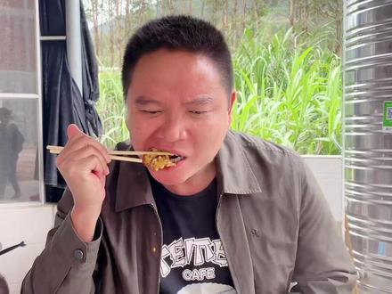 看到就忍不住来一块,旁边的跟着流……#抖音美食推荐官 #桂叔美食 #美食 #抖音热门 #创业 #美食趣胃计划 #抖音美食创作人