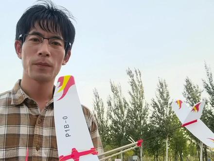 哈喽同学们大家好。这是一架什么飞机,中国龙橡筋动力飞机。2克橡筋动力飞机。这节课我们讲橡筋的使用方法#航模 #飞机 #无人机 #北京 #环宇模型