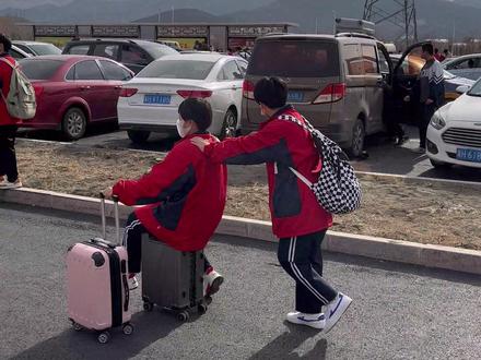 承德市.平泉市这个常驻人口20万的小城,7万个高中生同时放假的场景有多震撼!#平泉一中 #平泉 #生活vlog @DOU+小助手