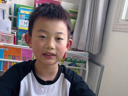 三年级科学小实验站立的牙签,科学原理:
水的表面张力,水分子之间有很强的相互吸引力,浸湿后的牙签会被水膜相互拉住,紧紧收拢,抱团后结构稳定,重心平衡,就能轻松站立起来#在家做科学实验 #亲子 #科学小实验 #益智 #育儿