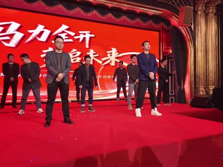 @Vivian 来自另一个视角大花轿~
一定要看到结尾,正面手撕版~
#大花轿 #年会#年会舞蹈可以准备起来了